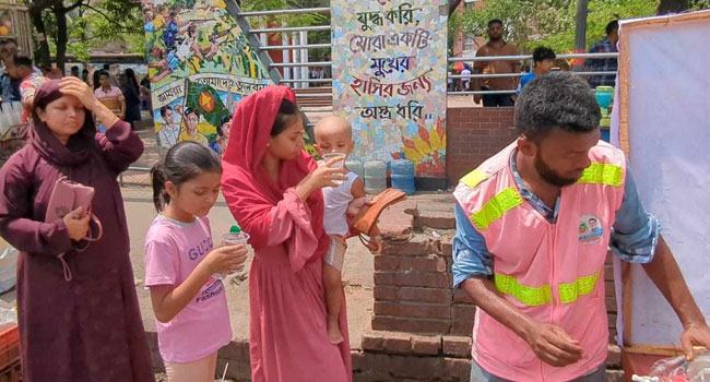 গরমে অতিষ্ঠ মানুষকে পানি পান করাচ্ছে টিম খোরশেদ