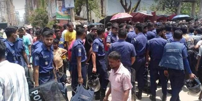 ফতুল্লায় সড়কে বৈদ্যুতিক খুঁটি ফেলে শ্রমিকদের বিক্ষোভ