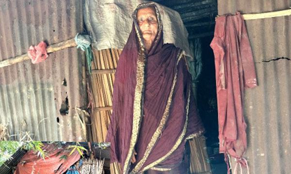 জরাজীর্ণ ঝুপড়ি ঘরে অসহায় ছবরজান