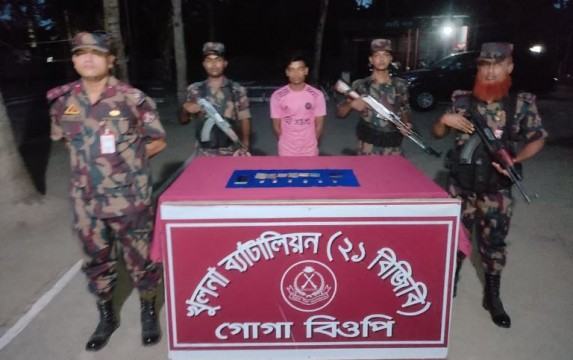 যশোরের শার্শা সীমান্ত থেকে স্বর্ণসহ পাচারকারী আটক