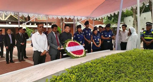 জাতির পিতার সমাধিতে চীনা রাষ্ট্রদূতের শ্রদ্ধা