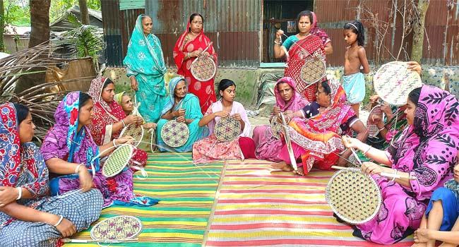 সারাদেশে যাচ্ছে দামপাড়া গ্রামের তালপাখা