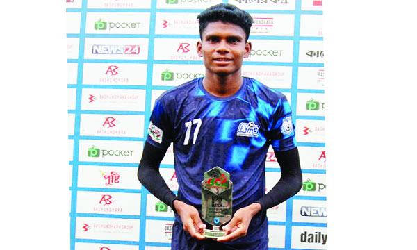 টাকার জন্যই গোলকিপিং ছেড়ে স্ট্রাইকার হয়েছি