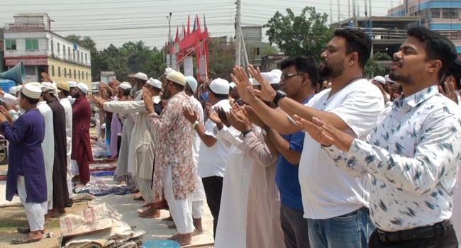 চুয়াডাঙ্গায় বৃষ্টির জন্য ইস্তিস্কার নামাজে মুসুল্লিদের ঢল