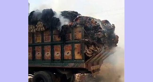 রায়গঞ্জে পাটভর্তি ট্রাকে আগুন