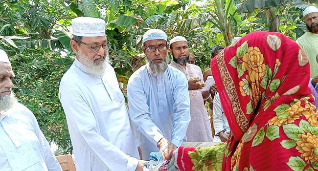 তালায় আগুনে ক্ষতিগ্রস্ত ১৩টি পরিবারের মাঝে জামায়াতের সহায়তা প্রদান
