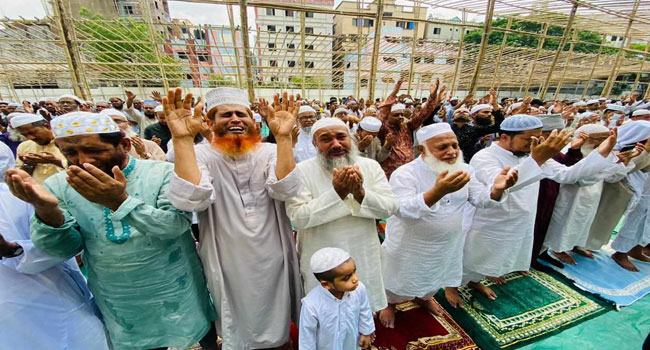 বৃষ্টির জন্য নারায়ণগঞ্জে ইস্তিস্কার নামাজ আদায়