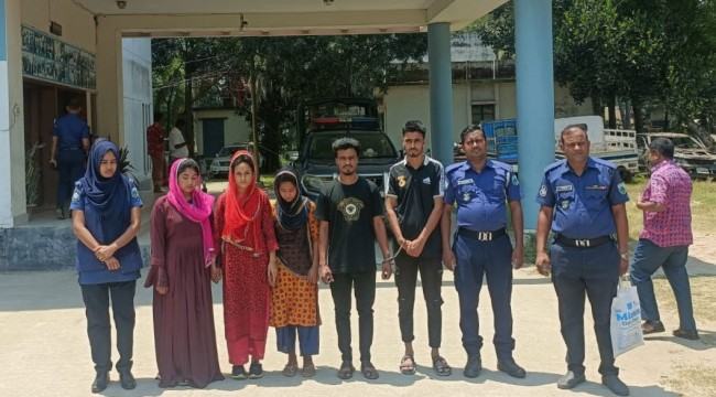 অশ্লীল নৃত্য পরিবেশনের অভিযোগে ৫ জন‌ আটক