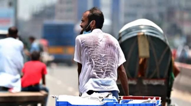 জলীয় বাষ্পের আধিক্যের কারণে অস্বস্তিভাব থাকবে