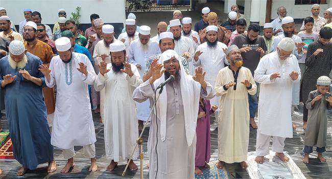 নোয়াখালীতে ইসতিসকার নামাজ আদায়
