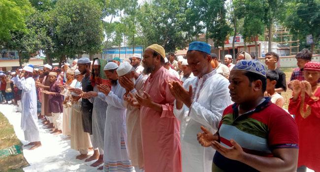 সাটুরিয়ায় প্রশান্তির বৃষ্টি চেয়ে সালাতুল ইসতিসকা আদায়