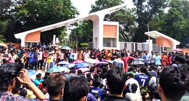 অনির্দিষ্টকালের জন্য বন্ধ চুয়েট, শিক্ষার্থীদের হল ছাড়ার নির্দেশ