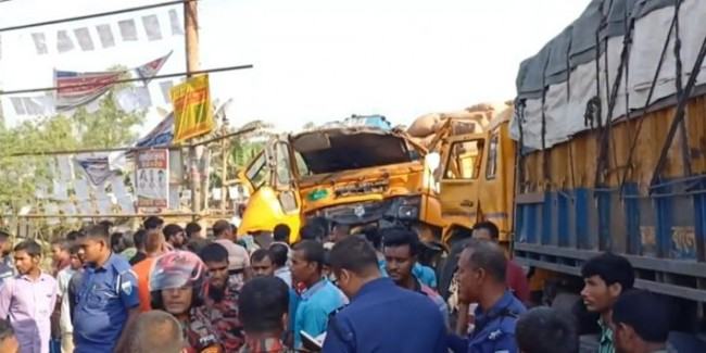 দিনাজপুরে দুই ট্রাকের সংঘর্ষ, চালক-হেলপার নিহত