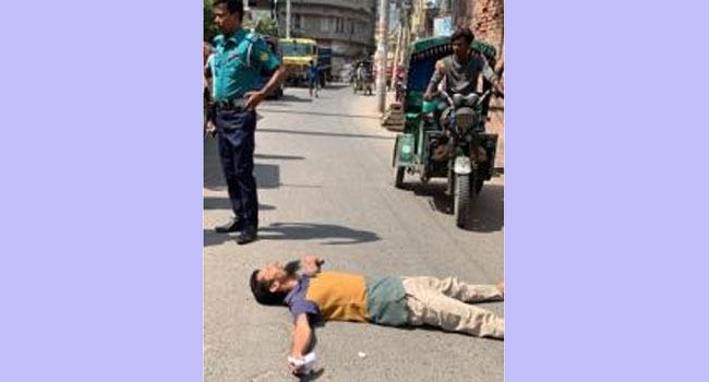 রাজশাহীতে হলে ঢুকতে না দেয়ায় রাস্তায় বিসিএস পরীক্ষার্থীর কান্না