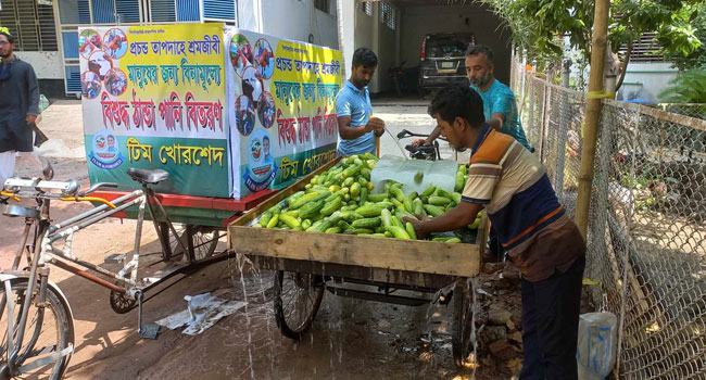 পানির সাথে ফ্রি শসা দিচ্ছে টিম খোরশেদ