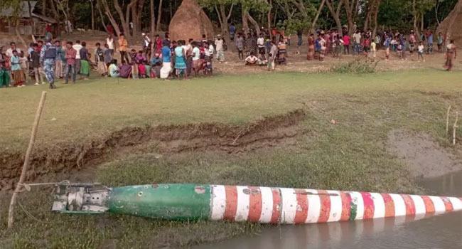 ভেসে আসা টর্পেডোটিকে বেঁধে রেখেছেন গ্রামবাসীরা