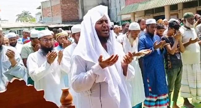 বৃষ্টির জন্য ভালুকায় ইসতিসকার নামাজ আদায়