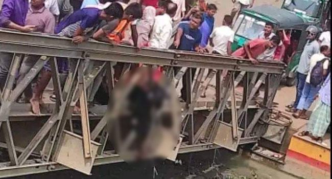 ফেরিঘাটের বেইলি ব্রিজে টেম্পু চাপায় কলেজশিক্ষার্থী নিহত