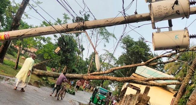 মৌলভীবাজার কাল বৈশাখীর তাণ্ডবে ২৪ ঘণ্টা পরেও মিলছে না বিদ্যুৎ