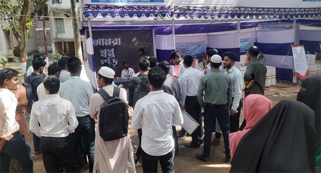 বগুড়ায় জব মেলায় চাকরি পেলেন বেকার প্রকৌশলীরা