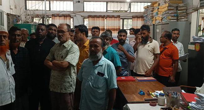 ব্রাহ্মণবাড়িয়ায় বিআরটিএ অফিস ঘেরাও করে বিক্ষোভ