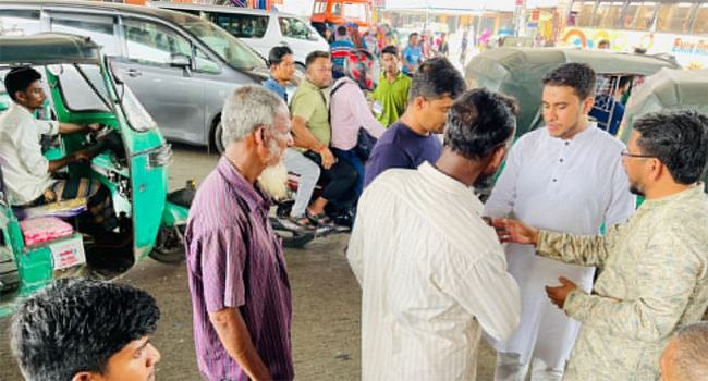 ফেনীতে শিবিরের পানি-স্যালাইন বিতরণ