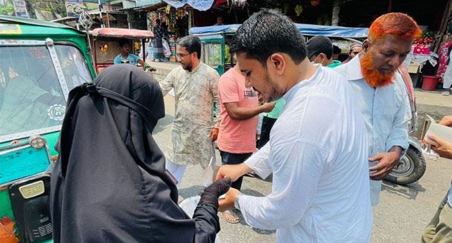 ফেনীতে তাপদাহে তৃষ্ণা মেটাতে শিবিরের পানি-স্যালাইন বিতরণ