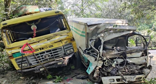 রাজবাড়ীতে ট্রাক-কাভার্ডভ্যান মুখোমুখি সংঘর্ষে নিহত ১