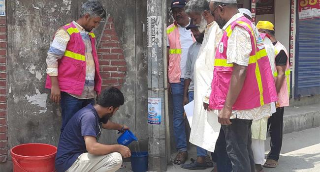 নারায়ণগঞ্জে তাপদাহে বিপর্যস্ত পশুপাখির পাশে টিম খোরশেদ