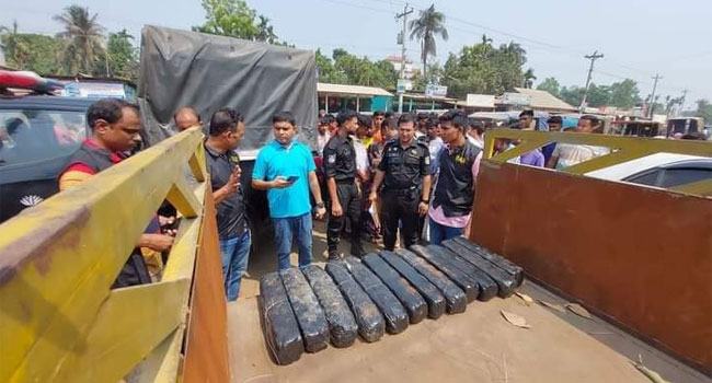 বকশীগঞ্জে ট্রাক থেকে বিপুল পরিমাণ মাদক উদ্ধার, গ্রেফতার ৩