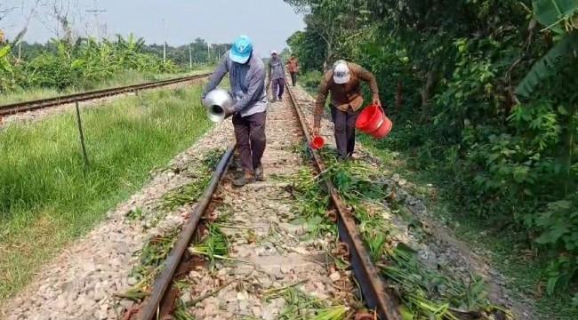 গাজীপুরে তীব্র তাপপ্রবাহের কারণে বেঁকে গেছে রেললাইন, ঢালা হলো পানি
