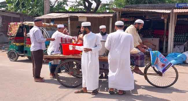 পথচারীদের তৃষ্ণা মেটাচ্ছে গফরগাঁওয়ে মাদরাসায় শিক্ষার্থীদের ঠান্ডা শরবত