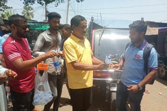 বাগাতিপাড়ায় পথচারীদের মাঝে ছাত্রদলের পানি, স্যালাইন বিতরণ