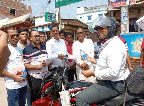 পাকুন্দিয়ায় বিএনপির লিফলেট ও পানি বিতরণ