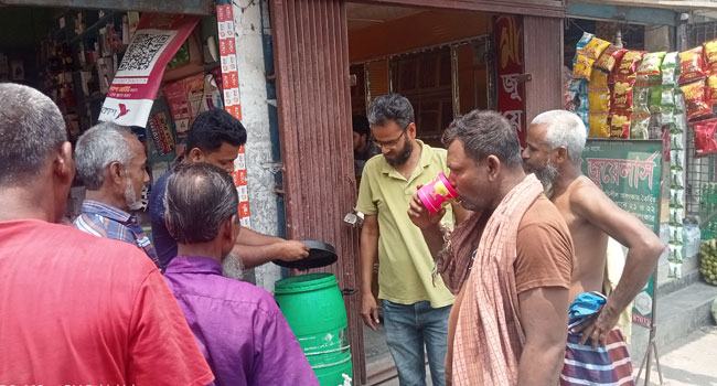 উজিরপুরে তীব্র গরমে শরবত-পানি নিয়ে মানুষের কাছে ছুটছে এসএসসি ৯৭ ব্যাচ