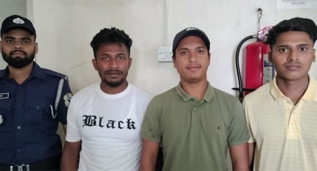 কালুরঘাট সেতুতে জাহাজের ধাক্কা : গ্রেফতার ৩