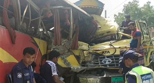 রাজবাড়ীতে বাস-ট্রাকের মুখোমুখি সংঘর্ষে আহত ১০