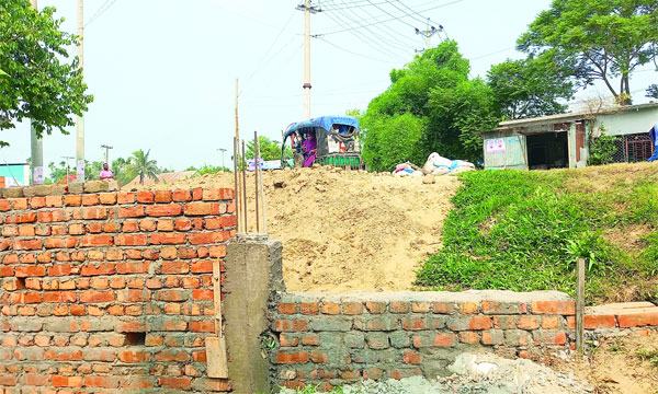 করিমগঞ্জে সরকারি জায়গায় প্রভাবশালীর দেয়াল নির্মাণ