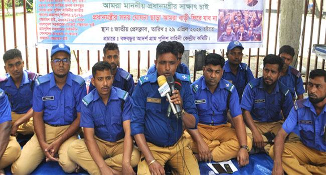 চাকরি জাতীয়করণসহ ২ দাবি গ্রাম পুলিশের