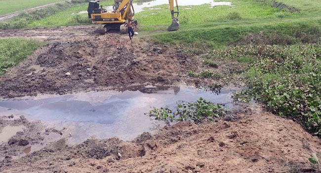 মুরাদনগরে আর্সি নদীতে নির্মাণ করা বাঁধ অপসারণ