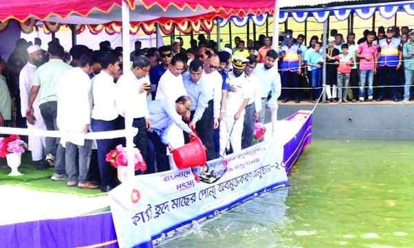 কাপ্তাই হ্রদে মাছের পোনা অবমুক্ত করলেন মন্ত্রী আবদুর রহমান