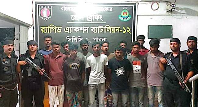 ঈশ্বরদীতে অবৈধভাবে বালু উত্তোলনকালে আটক ১২
