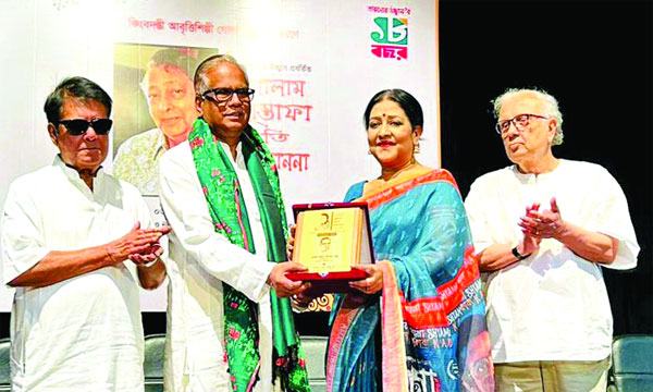 সুবর্ণার উপস্থিতিতে ‘গোলাম মুস্তাফা স্মৃতি সম্মাননা’ প্রদান