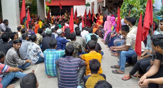 গাজীপুরে পাওনা আদায়ের দাবিতে শ্রমিকদের অবস্থান