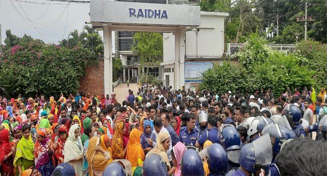 ভালুকায় রাইদা কারখানার শ্রমিকদের মহাসড়ক অবরোধ