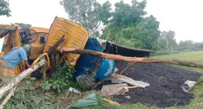 জামালপুরে ট্রাক উল্টে চালক নিহত
