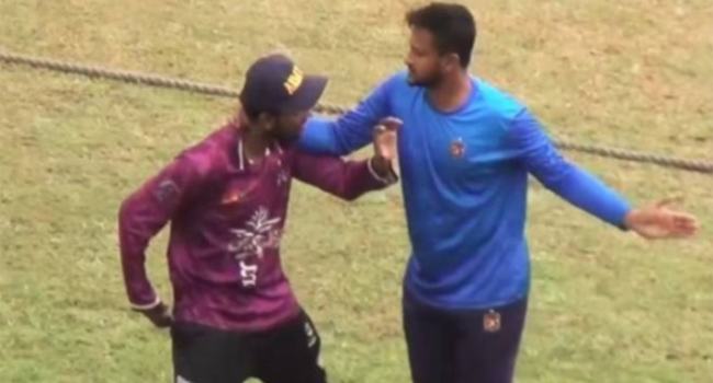 সেলফি তুলতে চাওয়ায় ভক্তের ওপর চটেছেন সাকিব, চেপে ধরলেন ঘাড়