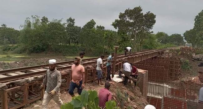 ঢাকা-ময়মনসিংহ রেল যোগাযোগ ৪ ঘণ্টা বন্ধ, ভোগান্তিতে যাত্রীরা