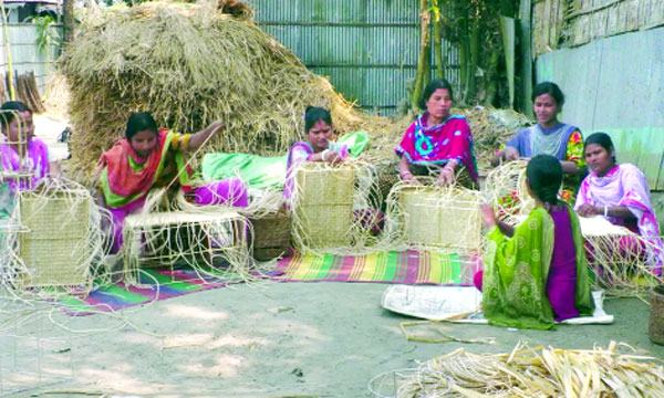 নীলফামারীতে হোগলাপাতার বাহারি হস্তশিল্পে স্বাবলম্বী নারীরা