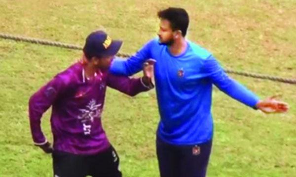 ভক্তের ঘাড় চেপে ধরলেন সাকিব